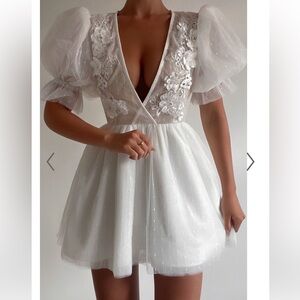 $130 AKSHIA MINI DRESS PUFF SLEEVE FLORAL DETAIL PLUNGE NECK DRESS WHITE SIZE L